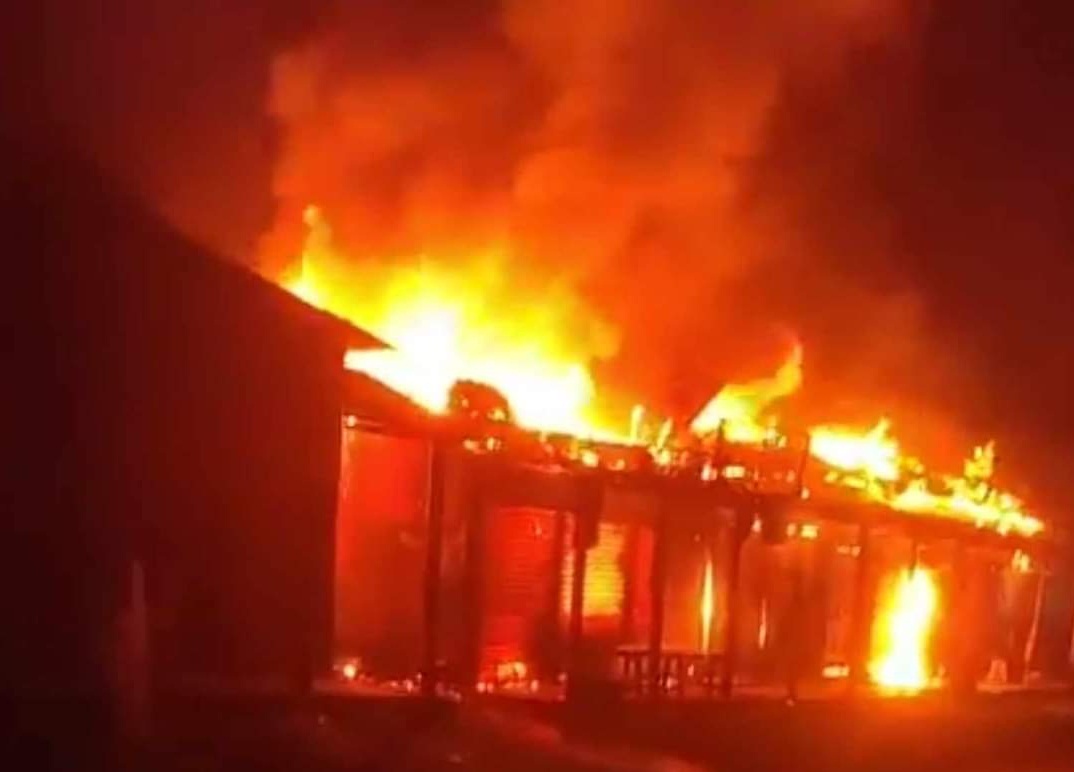 ভালুকায় ৪টি দোকানে আগুন, অর্ধ কোটি টাকা ক্ষয়ক্ষতির দাবি